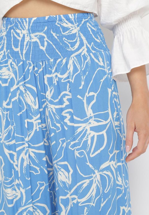 Born2be - Niebieskie Wiskozowe Spodnie Szerokie we Florystyczny Wzór Seridwen. Kolor: niebieski. Materiał: wiskoza. Sezon: lato