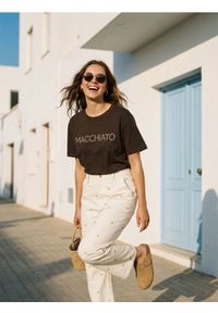 Sinsay - Bawełniana koszulka z haftowanym napisem "Macchiato" - brązowy. Kolor: brązowy. Materiał: bawełna. Wzór: haft, napisy #1