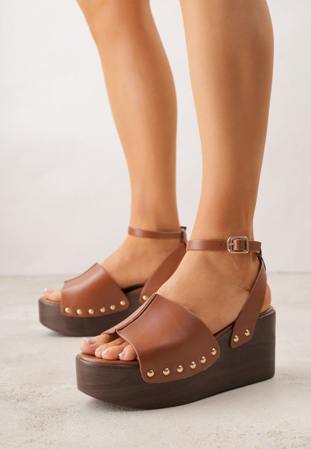 Born2be - Brązowe Sandały na Koturnie i Platformie Ozdobione Nitami Rhethe. Okazja: na co dzień. Zapięcie: sprzączka. Kolor: brązowy. Materiał: jeans. Wzór: aplikacja. Sezon: wiosna, lato. Obcas: na koturnie. Styl: casual, elegancki