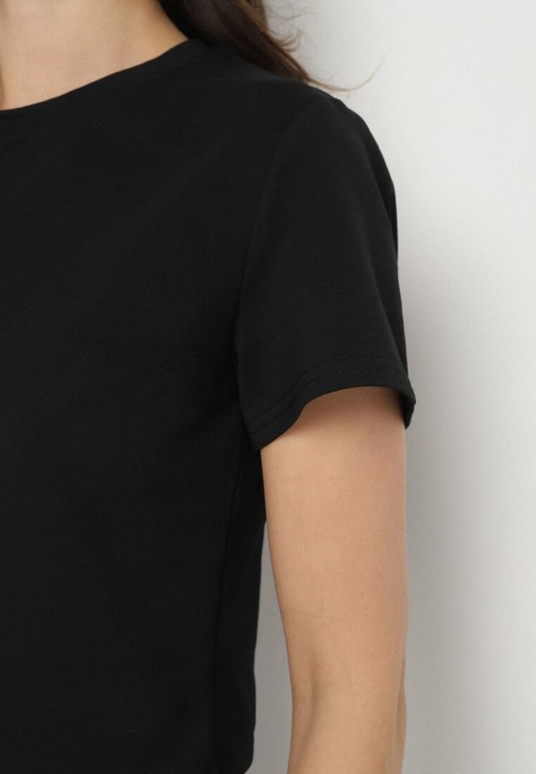 Born2be - Czarny T-shirt z Bawełny o Krótkim Kroju Galarina. Okazja: na co dzień. Kolor: czarny. Materiał: bawełna. Długość: krótkie. Styl: elegancki, casual, klasyczny