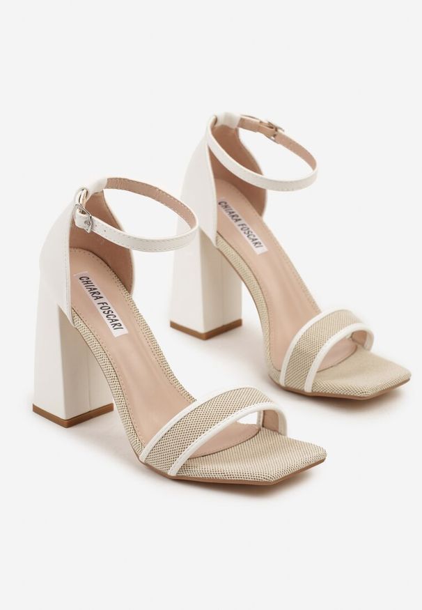 Renee - Białe Klasyczne Sandały na Słupku Odelaria. Okazja: na randkę, na co dzień. Zapięcie: sprzączka. Kolor: biały. Materiał: jeans. Sezon: wiosna. Obcas: na słupku. Styl: klasyczny