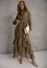 Renee - Zielona Sukienka o Koszulowym Kroju z Przedłużonym Tyłem i Falbanami Savarinna. Kolor: zielony. Materiał: poliester. Typ sukienki: koszulowe #7