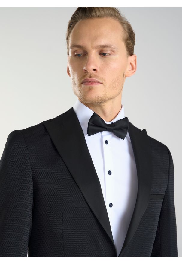 Pako Lorente - PAKO LORENTE – Czarna marynarka smokingowa w mikrowzór. Okazja: na ślub cywilny, na sylwestra, na wesele. Kolor: czarny. Materiał: poliester, wiskoza