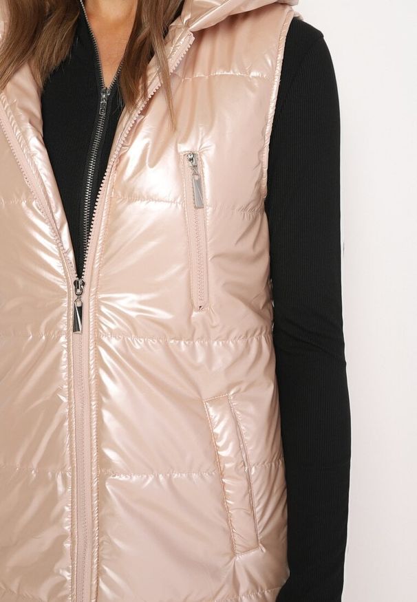 Born2be - Beżowa Długa Kamizelka z Kapturem Ozdobiona Imitacją Kieszeni Mavaria. Typ kołnierza: kaptur. Kolor: beżowy. Materiał: jeans. Długość: długie. Wzór: aplikacja. Sezon: wiosna, jesień. Styl: elegancki, sportowy, klasyczny