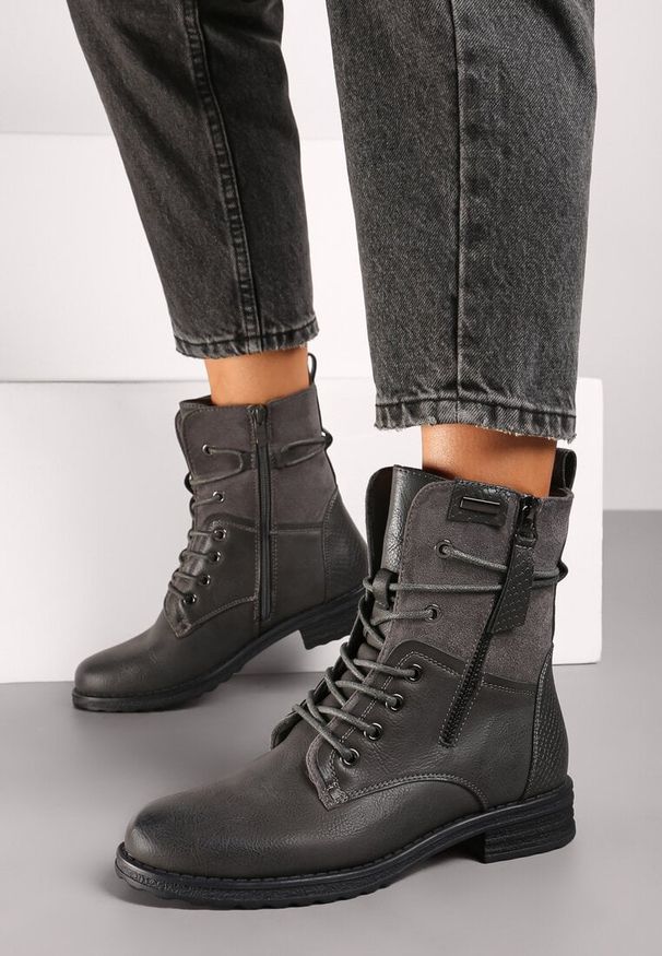 Renee - Szare Botki Typu Trapery Ozdobione Wstawką z Ekozamszu i Suwakiem Debisha. Okazja: na co dzień, na spacer, do pracy. Zapięcie: zamek. Kolor: szary. Szerokość cholewki: normalna. Wzór: aplikacja. Wysokość cholewki: za kolano. Materiał: tkanina, jeans. Sezon: zima, jesień. Obcas: na płaskiej podeszwie. Styl: casual, elegancki