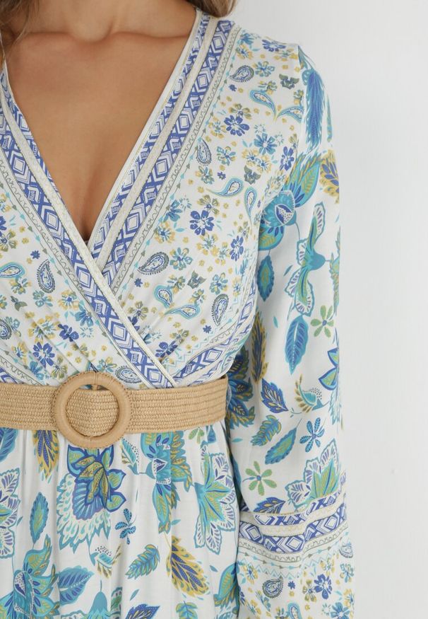 Born2be - Niebiesko-Biała Sukienka w Kwiaty Rozkloszowana z Paskiem Hosifar. Typ kołnierza: dekolt kopertowy. Kolor: niebieski. Długość rękawa: długi rękaw. Wzór: kwiaty. Typ sukienki: rozkloszowane, kopertowe. Długość: maxi