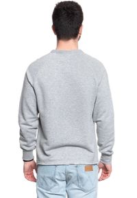Mustang - MĘSKA BLUZA MUSTANG BEN C SMALL LOGO MID GREY MELANGE 1008540 4140. Materiał: bawełna, jeans, tkanina, materiał. Wzór: jednolity, nadruk. Styl: klasyczny #8