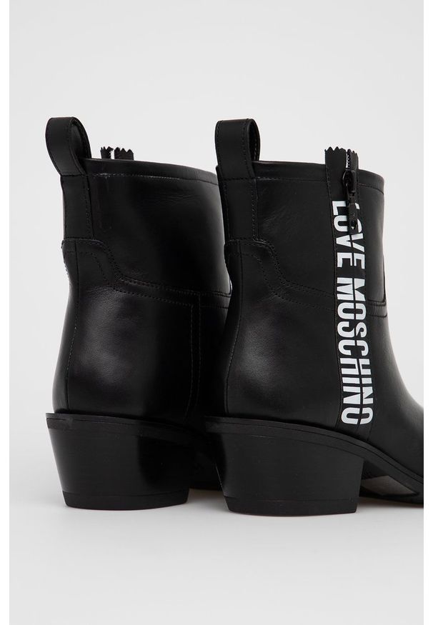 Love Moschino - Kowbojki skórzane. Kolor: czarny. Materiał: skóra. Obcas: na obcasie. Wysokość obcasa: średni