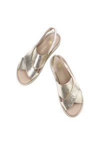 Złote Sandały Armodo Wygodne Obuwie Damskie. Zapięcie: pasek. Kolor: złoty. Wzór: paski. Sezon: lato #4