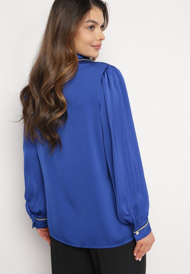 Born2be - Granatowa Satynowa Koszula z Kołnierzykiem Ozdobiona Cyrkoniami i Perełkami Classa. Kolor: niebieski. Materiał: satyna. Wzór: aplikacja. Styl: elegancki