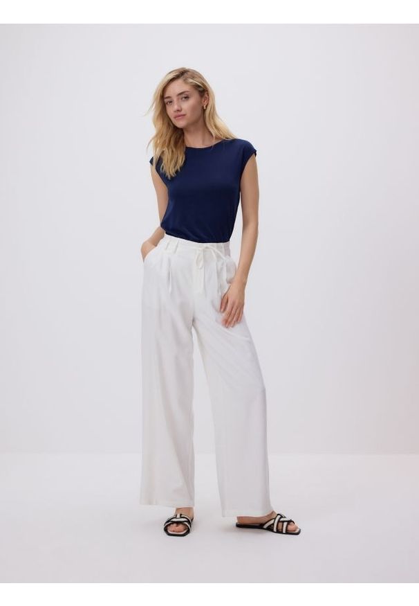 Reserved - Top z modalem - granatowy. Kolor: niebieski. Materiał: dzianina