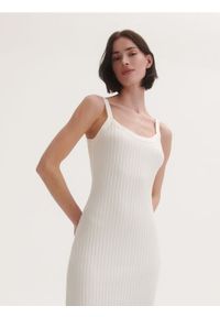 Reserved - Sukienka midi w prążek - złamana biel. Materiał: bawełna, dzianina. Wzór: prążki. Długość: midi