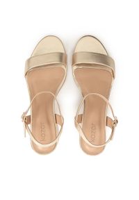 Kazar - Złote sandały na klocku z naturalnej skóry. Okazja: na co dzień. Kolor: złoty. Materiał: skóra. Wzór: gładki. Obcas: na obcasie. Styl: elegancki, casual, klasyczny. Wysokość obcasa: średni #4