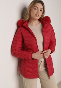Born2be - Czerwona Pikowana Kurtka Przejściowa z Kapturem i Ściągaczami po Bokach Fezika. Okazja: na spacer, na co dzień. Typ kołnierza: kaptur. Kolor: czerwony. Materiał: futro, poliester, jeans. Styl: casual #6