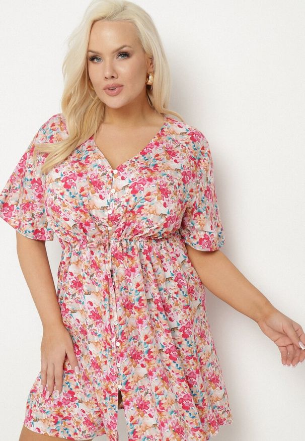 Born2be - Fuksjowa Koszulowa Sukienka z Wiskozą Ozdobiona Wiązaniem Edirilira. Okazja: na co dzień. Typ kołnierza: dekolt w kształcie V. Kolor: różowy. Wzór: aplikacja. Typ sukienki: koszulowe. Materiał: wiskoza. Długość rękawa: krótki rękaw. Sezon: lato. Styl: casual, elegancki, klasyczny