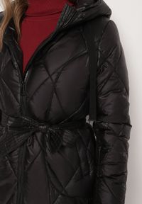 Born2be - Czarna Kurtka Pikowana o Długim Fasonie z Paskiem w Talii i Kapturem Zalinka. Okazja: na co dzień. Kolor: czarny. Materiał: jeans. Długość: długie. Styl: klasyczny, casual, elegancki #5