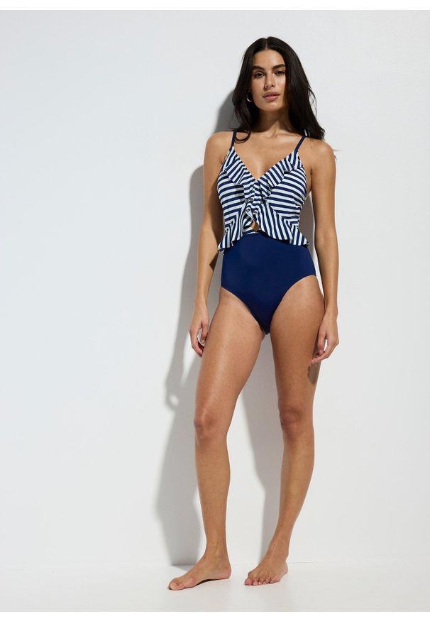 bonprix - Kostium kąpielowy z falbanką. Kolor: zielony