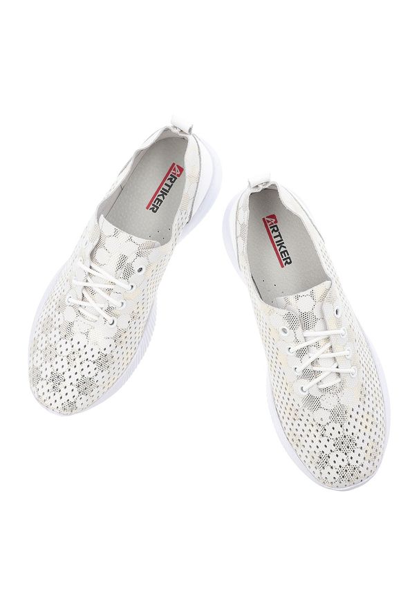 Półbuty damskie Artiker, skóra naturalna perforowana cholewka sznurowane lekka elastyczna podeszwa sportowy fason, białe, 58C0156. Okazja: na co dzień, na spacer. Zapięcie: sznurówki. Kolor: biały. Materiał: skóra. Szerokość cholewki: normalna. Wzór: ażurowy. Sport: turystyka piesza