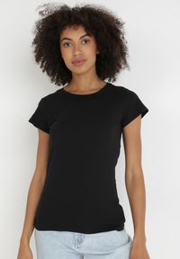 Born2be - Czarny T-shirt Gathanthei. Okazja: na co dzień, do domu. Kolor: czarny. Materiał: dzianina, bawełna, dresówka, jeans. Długość rękawa: krótki rękaw. Długość: krótkie. Wzór: gładki. Styl: casual, klasyczny, sportowy #1