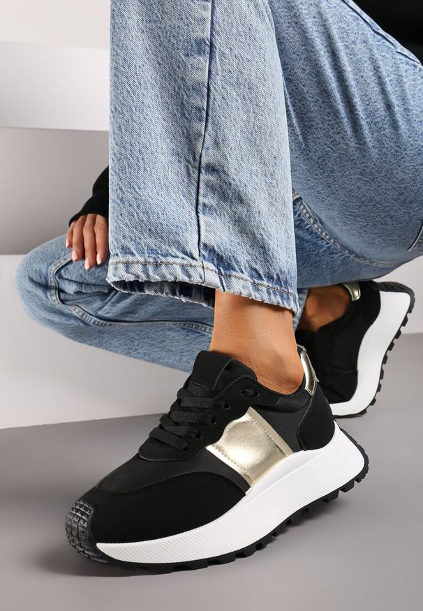 Renee - Czarne Sneakersy przed Kostkę na Platformie z Ozdobnymi Wstawkami Benace. Wysokość cholewki: przed kostkę. Nosek buta: okrągły. Zapięcie: sznurówki. Kolor: czarny. Materiał: materiał. Obcas: na platformie. Wysokość obcasa: niski