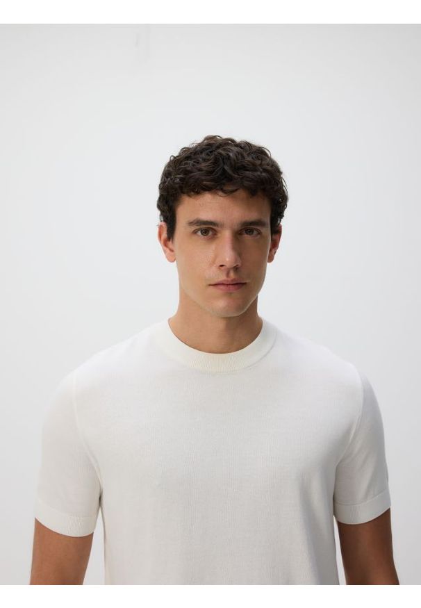 Reserved - Sweter z krótkim rękawem - złamana biel. Materiał: dzianina, bawełna. Długość rękawa: krótki rękaw. Długość: krótkie