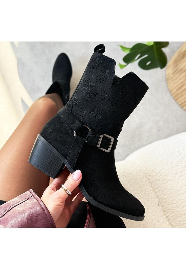 Czarne zamszowe botki damskie M.Daszyński 1921-47. Okazja: na co dzień. Kolor: czarny. Szerokość cholewki: normalna. Wzór: ażurowy, aplikacja. Materiał: zamsz. Sezon: zima, jesień. Obcas: na obcasie. Styl: casual, boho, elegancki, klasyczny. Wysokość obcasa: średni