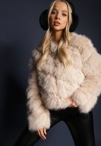 Renee - Beżowa Futrzana Kurtka o Krótkim Kroju Zapinana na Haftki Alorith. Okazja: na co dzień. Kolor: beżowy. Materiał: futro. Długość: krótkie. Styl: casual, elegancki
