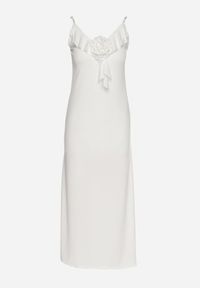 Born2be - Biała Koktajlowa Dopasowana Sukienka z Broszką Kwiatkiem Vikanna. Typ kołnierza: dekolt w kształcie V, kołnierz z falbankami. Kolor: biały. Długość rękawa: na ramiączkach. Wzór: kwiaty. Typ sukienki: dopasowane. Styl: wizytowy #2