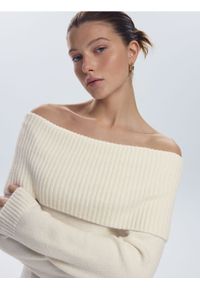 Reserved - Sweter z wykładanym golfem - kremowy. Typ kołnierza: golf. Kolor: kremowy. Materiał: dzianina, wełna
