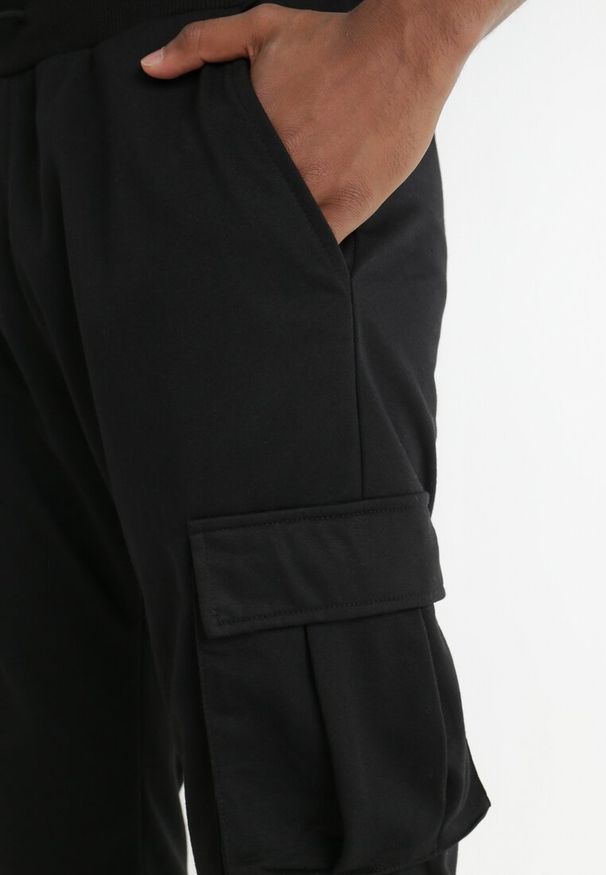 Born2be - Czarne Spodnie Cargo Dresowe Evaleia. Kolor: czarny. Materiał: dresówka