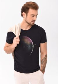 Volcano - Czarny t-shirt z printem T-LUNAR. Okazja: na co dzień. Kolekcja: plus size. Kolor: czarny. Materiał: jeans, skóra, materiał, bawełna. Długość rękawa: krótki rękaw. Długość: krótkie. Wzór: nadruk. Styl: klasyczny, casual