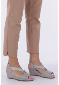 Casu - Szare sandały na koturnie z gumką metalowa ozdoba casu w19x15/g. Kolor: szary. Wzór: aplikacja. Obcas: na koturnie