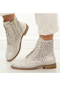 Złote skórzane ażurowe botki damskie Cambell 19419. Okazja: na co dzień. Nosek buta: okrągły. Kolor: złoty. Szerokość cholewki: normalna. Wzór: ażurowy. Materiał: skóra. Sezon: wiosna, lato, jesień. Obcas: na obcasie. Styl: casual, klasyczny, elegancki. Wysokość obcasa: niski #1