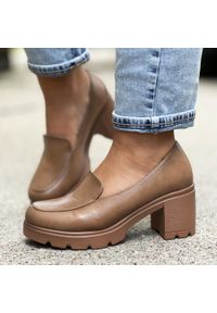 Beżowe półbuty damskie na słupku, mokasyny POTOCKI 12275. Kolor: beżowy. Materiał: skóra. Obcas: na słupku #1