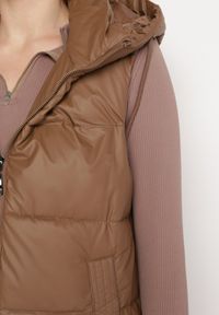 Born2be - Brązowa Pikowana Kamizelka z Kapturem i Obustronnym Suwakiem Trilasa. Typ kołnierza: kaptur. Kolor: brązowy. Styl: elegancki #4