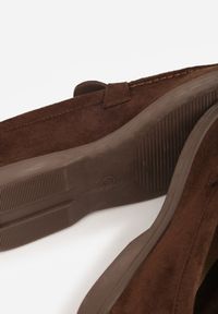 Born2be - Brązowe Mokasyny z Imitacji Zamszu z Ozdobnym Przeszyciem i Zawieszką Veleyra. Okazja: na co dzień, do pracy, na spotkanie biznesowe. Kolor: brązowy. Materiał: zamsz. Styl: biznesowy, klasyczny, casual #6