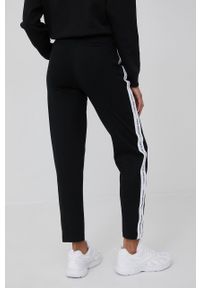 Calvin Klein Jeans spodnie dresowe damskie kolor czarny z aplikacją. Kolor: czarny. Materiał: dresówka. Wzór: aplikacja