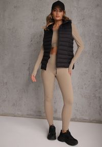 Renee - Czarna Przejściowa Kamizelka z Pikowaniem i Kapturem Neatwenna. Okazja: na co dzień. Typ kołnierza: kaptur. Kolor: czarny. Materiał: jeans. Styl: casual, elegancki, sportowy #6