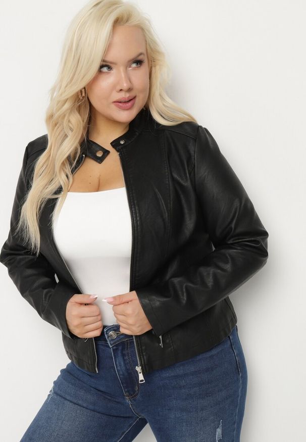 Born2be - Czarna Kurtka Ramoneska Ozdobiona Paskiem pod Szyją Milvezia. Okazja: na co dzień. Kolor: czarny. Materiał: jeans. Wzór: aplikacja. Styl: casual