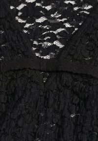 Renee - Czarna Bluzka Longsleeve z Koronki z Dekoltem w Kształcie Litery V Lerafera. Typ kołnierza: dekolt w kształcie V. Kolor: czarny. Materiał: koronka. Długość rękawa: długi rękaw. Wzór: koronka. Styl: rockowy #2