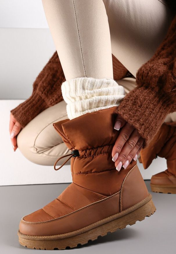 Renee - Jasnobrązowe Pikowane Śniegowce z Troczkiem Pehn. Zapięcie: bez zapięcia. Kolor: brązowy. Wzór: jednolity