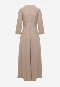 Born2be - Beżowa Kopertowa Sukienka Wieczorowa z Metaliczną Aplikacją w Talii Henalana. Okazja: na imprezę. Typ kołnierza: dekolt w serek. Kolor: beżowy. Wzór: aplikacja. Typ sukienki: kopertowe. Styl: wizytowy #5