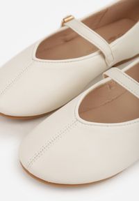 Born2be - Białe Balerinki z Paskiem na Sprzączkę Bragia. Okazja: na co dzień. Zapięcie: pasek. Kolor: biały. Materiał: jeans, materiał. Styl: casual #5