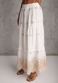 Renee - Biało-Beżowa Bawełniana Spódnica Casual w Stylu Boho Ozdobiona Wycięciami i Haftowanymi Wzorami Hermat. Okazja: na co dzień. Stan: podwyższony. Kolor: beżowy. Materiał: bawełna. Wzór: aplikacja, haft. Styl: casual, boho #8