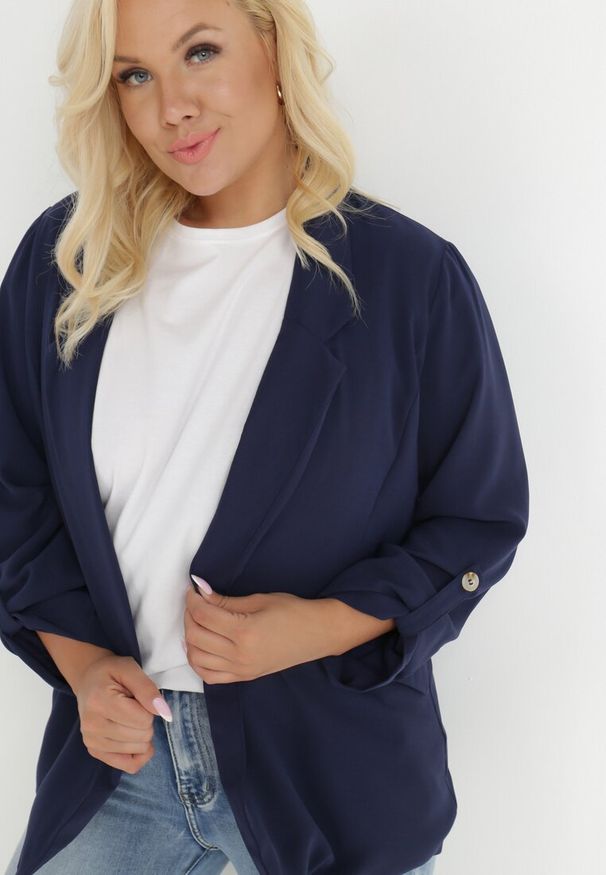 Born2be - Granatowa Marynarka Oreithousa. Okazja: na imprezę, do pracy. Kolekcja: plus size. Kolor: niebieski. Materiał: tkanina. Długość rękawa: długi rękaw. Długość: długie. Styl: elegancki, klasyczny