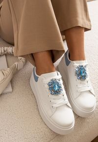 Born2be - Biało-Niebieskie Sneakersy na Platformie z Perforacją i Ozdobnym Kamieniem Dilhela. Nosek buta: okrągły. Zapięcie: sznurówki. Kolor: biały. Materiał: materiał. Obcas: na platformie. Wysokość obcasa: niski