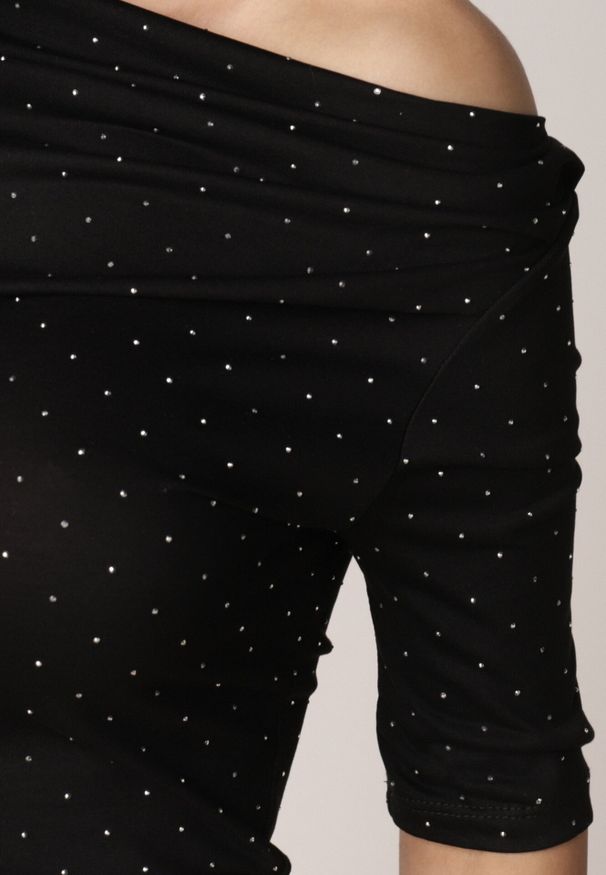Born2be - Czarna Bluzka z Cyrkoniami i Dekoltem w Łódkę Saloriel. Okazja: na co dzień. Kolor: czarny. Materiał: jeans, poliester, skóra. Wzór: aplikacja. Styl: casual, wizytowy