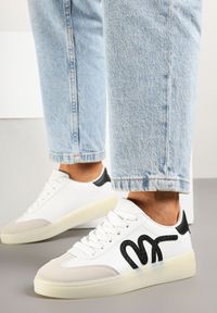 Renee - Białe Sneakersy Klasyczne Tenisówki z Abstrakcyjną Aplikacją Ailinne. Okazja: na co dzień. Nosek buta: okrągły. Kolor: biały. Materiał: jeans. Wzór: aplikacja #5