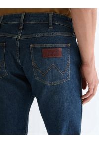 Wrangler - MĘSKIE SPODNIE WRANGLER GREENSBORO VALOR 112378459 #5