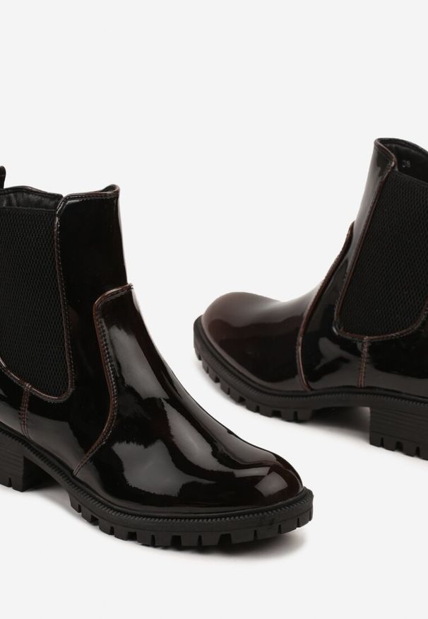 Renee - Brązowe Botki Sztyblety z Lakierowanym Połyskiem Atinarra. Okazja: na co dzień. Kolor: brązowy. Materiał: lakier. Styl: elegancki, casual, klasyczny